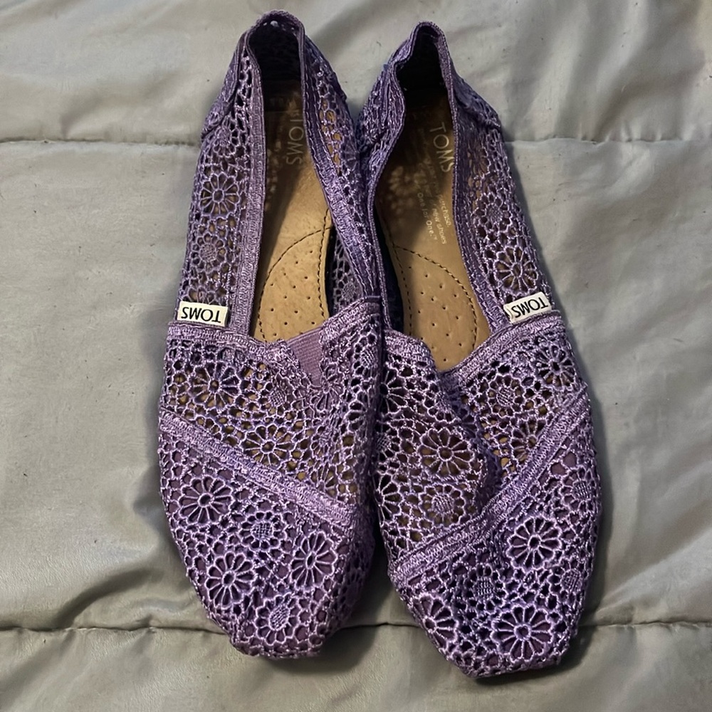 Toms there is 2 pairs of new size 8.5 one still has the tags on them